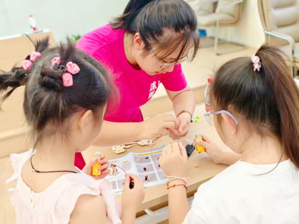 体验AI、非遗手作、创意绘制……孩子们在这个夏日营上学到好多